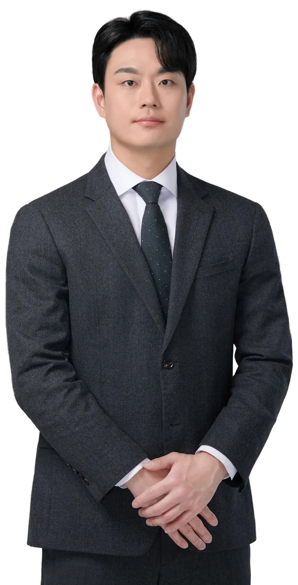 정장 차림으로 손을 모으고 선 하용원 세무사